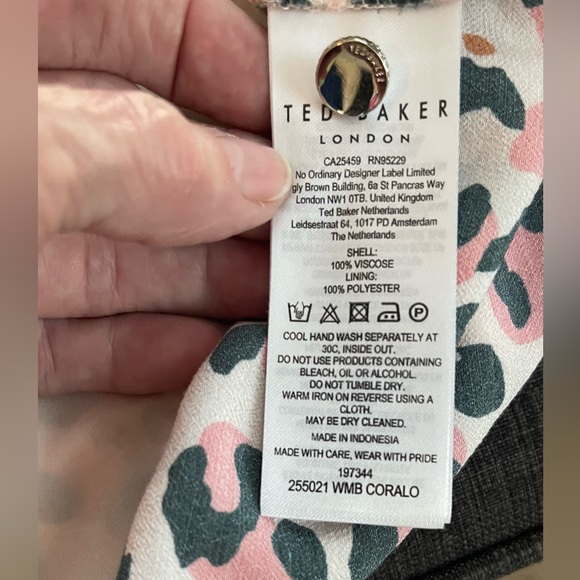 Ted Baker - Beautiful and Feminine Animal Print Blouse with V-neck - Picture 9 of 14